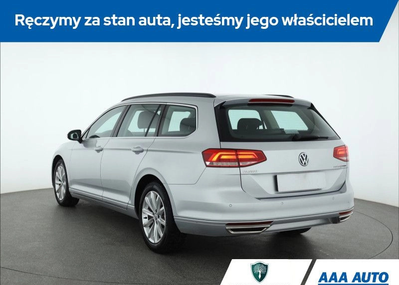 Volkswagen Passat cena 51000 przebieg: 252471, rok produkcji 2015 z Różan małe 211